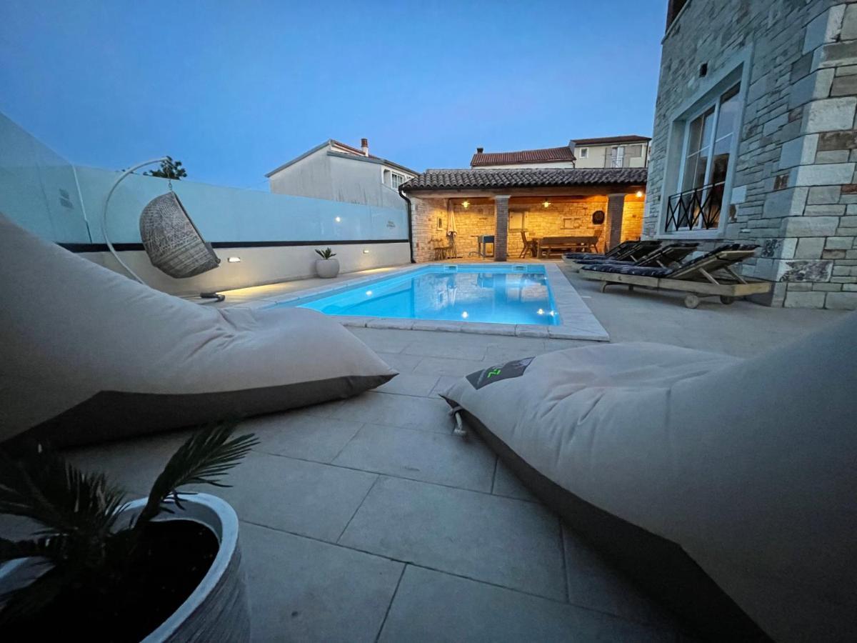 Moderne Istrische Steinvilla - 4 Sterne Mit Privatem, Beheizbaren Pool & Meerblick Kavran Bagian luar foto